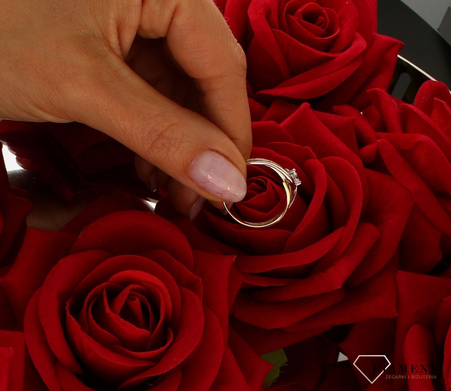 Złoty pierścionek damski cyrkonia z białym złotem próba 375 PI 5889A 375. Złota biżuteria na prezent. Pierścionki złote na preze.jpg